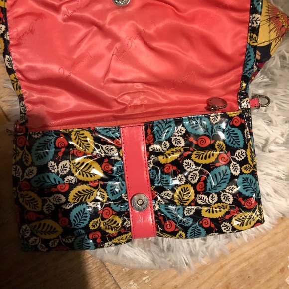 Vera Bradley clutch- happy snails pattern - Picture 1 of 2
